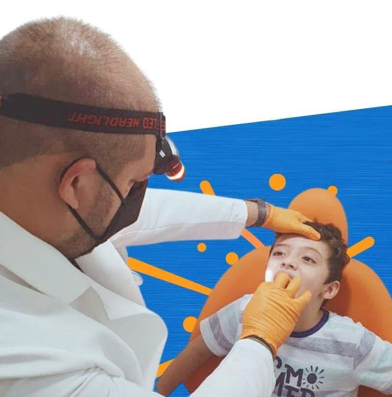 Doctor Acosta revisando garganta